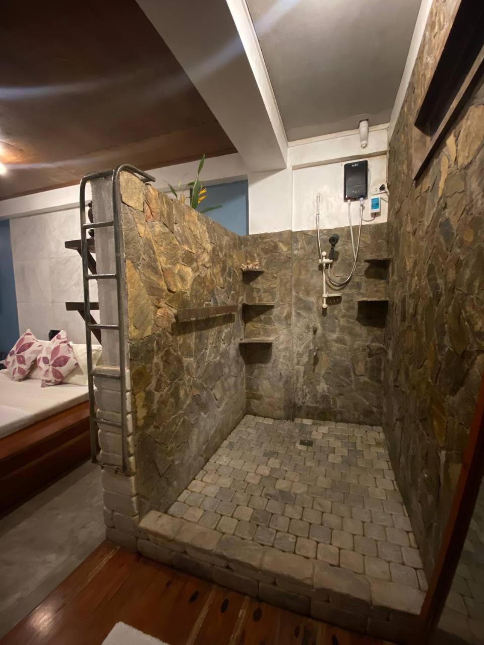 Stone Creek House Bed & Breakfast Romblon Exterior photo
